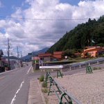 Glucksschwein - 加計方面から　右奥に旗が立った建物