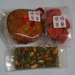 琥珀茶菓 - 松の実パイン、苺クッキー、カリカリキャレ。歯ごたえと色目が面白いです。