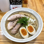 桐麺 本店 - 桐麺しょうゆ チャーシュー2枚 味玉