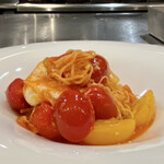 Sare - 4종류의 토마토를 사용한 타야린
                      토마토의 신맛이 맛의 포인트로 정말 잘 어우러집니다. 아라이 셰프의 손으로 만든 타야린은 정말 맛있어요!
                      4종류의 토마토를 사용한 수제 토마토 소스가 베이스로 사용되었습니다.