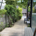カキノキテラス - こちらは店内に入る前の通路。テラス席はペット連れOK！