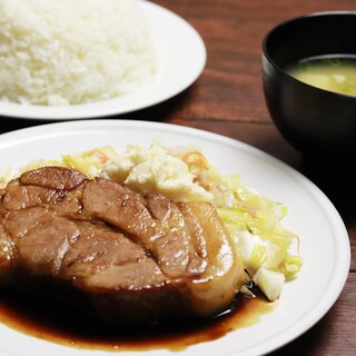 免費特盛飯◎厚切豬排和雞排的豐盛午餐