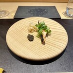 パルコ フィエラ - サラミの粉末で味付けしたサクラマスの炭焼き、自家採り木の芽、キャベツのクラウティ、ホタルイカの塩辛風＆発酵ひじきのタプナード