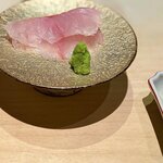 Sushi Ryouri Ichi Taka - きじはた。 九州のほうでは、「あこう」って言うんですかね。透き通った、キレイで極めて上質な白身のさかな。 はたの中でも最も高級魚のきじはたを、煎り酒でいただきました。僕のきじはた史上、最も上質な脂と品のよさにちょっとびっくり。 醤油でも十分に美味しいですが、この繊細な味わいは控えめな煎り酒のおかげかな。 本日最高の逸品。