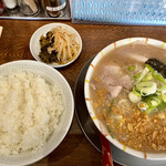 ラーメン陽向 - チャーシューめんご飯付き＋ニンニクチップ