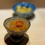 Sushi Ryouri Ichi Taka - たいと赤貝のひものこのわた和え。 福岡ではこのわたが連続中。 このわたなんて、長らく口にしてませんでしたよ。 この微妙に酒好きを唸らせ、酒きらいな人にはドン引きされそうな、生の命を食ってる感。 赤貝のひもによって食感が重奏的になって心地いい。 これひと鉢で２合はいけちゃう。 