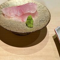 鮨料理 一高 - きじはた。 九州のほうでは、「あこう」って言うんですかね。透き通った、キレイで極めて上質な白身のさかな。 はたの中でも最も高級魚のきじはたを、煎り酒でいただきました。僕のきじはた史上、最も上質な脂と品のよさにちょっとびっくり。 醤油でも十分に美味しいですが、この繊細な味わいは控えめな煎り酒のおかげかな。 本日最高の逸品。