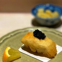 鮨料理 一高 - ぼらの白子の天ぷら。 鮨屋でてんぷら・・というか、ちょっとフリットっぽい。 天ぷらは、高温短時間で熱を通し、素材表面の水分と油を置き換え、香りを封じ込める料理法ですが、この料理も香りの封じ込めに成功しています。 歯をあてた瞬間、高温の香り爆弾と熱々の白子が破裂します。 いわゆる、口の中で、ハフハフやるのが美味いやつです！（笑）