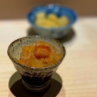 鮨料理 一高 - たいと赤貝のひものこのわた和え。 福岡ではこのわたが連続中。 このわたなんて、長らく口にしてませんでしたよ。 この微妙に酒好きを唸らせ、酒きらいな人にはドン引きされそうな、生の命を食ってる感。 赤貝のひもによって食感が重奏的になって心地いい。 これひと鉢で２合はいけちゃう。 