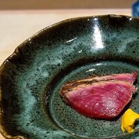 鮨料理 一高 - やいとがつお。 またまた、コレです！ もう、福岡のこれ、やばいです。 先日の春日市の店でも出されましたが、全身トロともいうべき、希少なさかな。 江戸前の鮨屋のかつおも素晴らしいですが、僕の好みは圧倒的にこちら。 春日市の店では、海苔醤油でいただきましたが、この店では、カラシ醤油で。 このカラシがまた美味しいんです。 福岡鮨の闇に堕ちていきます。