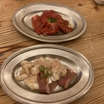 多来多来 - 下　ホルモン盛合せ、上　タレ漬け牛肉