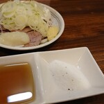 Motsuyaki Honchan - カシラ刺。ごま油と塩、ニンニクと生姜トッピングつき
