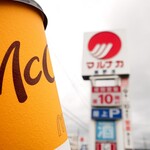 マクドナルド - マルナカの看板をバックに～