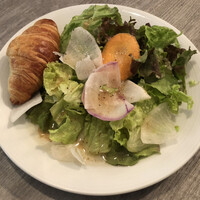 イル フューメ - ランチのサラダとクロワッサン