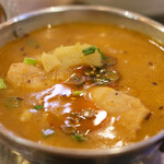 アジアンビストロ ローカル - スープカレー 850円 の鶏とジャガイモのスープカレー