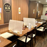 二代目 餅萬 - 店舗内観  テーブル席×2  鏡で奥行きがあるよう　　　　　　　　　に見える。この他、カウンター席は12席ある。