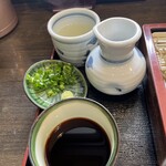 献上そば 羽根屋 - 下から猪口・薬味・汁・蕎麦湯