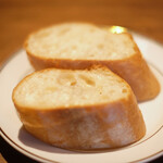 ブルヴァール・トーキョー - 牛ハラミのガーリックステーキ 1500円 のパン