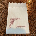 Ade Rita - 紙ナプキン　お店のシンボル的なモノでしょうか？ぶどうのモチーフが随所(食器やドアノブなど)にありました。