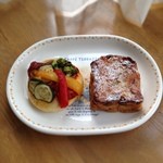 ブーランジェリー コロン 本店 - 夏野菜のタルティユと3種のレーズン入りフレンチトースト
                                