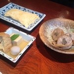 Chamata - 煮物、出巻玉子、若鶏八幡巻。八幡巻って京都の八幡の郷土料理だったって知ってました？