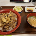 すき家 - にんにく牛カルビ丼710円におしんこセット150円。