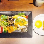 Dining cafe bloom - 目玉焼きハンバーグ（1,600円） セット パン