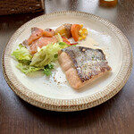 バルバルキッチンアメリ - サーモン盛り(¥1,480) メイン
      いつもの塩サーモンとムニエル(クリームソース)の盛合せ。
      付け合わせの野菜は葉物まで火を通してある。