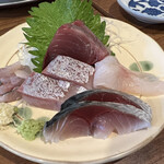 金町製麺 - 刺身盛り合わせ（アジのたたき・カツオ・天然カンパチ・生鯖・アイナメ）