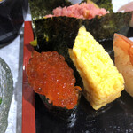 立喰い寿司 鮨處八千代 - いくら、切玉子、とろたく巻