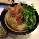 うどん 丸香 - 夏の限定メニュー、冷ぶっかけ。高知産のすだちを添えて。