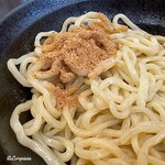 麺屋 はつがい - 麺に魚粉を直がけし節感アップ