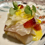 KOTARO Hasegawa DOWNTOWN CUISINE - 帆立とフヌイユ、菊花とブラッドオレンジで鯛の身を層状に重ねてあります