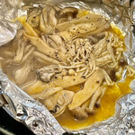 お好み焼き 鉄ちゃん - 牡蠣とキノコのホイル焼きも来シーズンまで食べ納めです