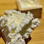 KOTARO Hasegawa DOWNTOWN CUISINE - こんな感じでナイフで持ち上げるとすぐに溶け始めるので慌てていただきます