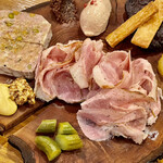 渡辺料理店 - 1皿め：あーでもないこーでもないと30分、結局シャルキュトリの盛り合わせにしましたｗ