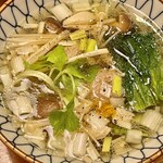 Sobakiri Morino - 鶏団子入りのきのこ汁付きで　こちらに蕎麦を浸してもそのままいただいて酒のアテにしても上等です