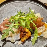 渡辺料理店 - 白アスパラガスに紋甲烏賊と生ハムを合わせた皿の完成です！