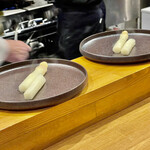 渡辺料理店 - フランス産の白アスパラガスを使った皿の準備が始まりました　目の前で眺められるのは楽しくて仕方がない