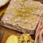 渡辺料理店 - パテ・ド・カンパーニュとマスタードは抜群の組み合わせ　ワインにもぴったりです