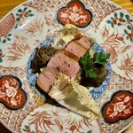 KOTARO Hasegawa DOWNTOWN CUISINE - メインは仔羊のロティ　美しい古伊万里に花が咲いたような華やかさです