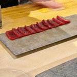 鮨 心白 - どのネタもきれいに人数分切りつけて一気に握って供されます