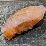 鮨 心白 - 金目鯛には焼炭を当てて香ばしく仕上げます