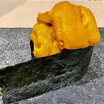 鮨 心白 - 美しいオレンジ色の軍艦です