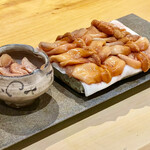 鮨 心白 - 閖上の赤貝の準備中　器にはきれいに仕事した貝紐が入っています