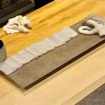 鮨 心白 - そろそろ握りの準備に取り掛かります　整然と切り付ける所作が見ていて惚れ惚れします