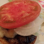 アイコウシャ - トマトと玉ねぎを乗せます