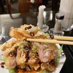 Ajino Chuuka Hagoromo - さっくり軽く揚がった鶏もも肉二枚。チョイピリ辛の甘酢ダレが絶妙