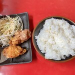 ばくだん屋 - セットのご飯と唐揚げ