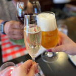 ビストロ デ トロワ - 私はスパークリングワイン、
                                パープルキャットさんはお車でしたのでノンアルビール、
                                酒豪のちぃ子さんは、赤ワイングラスで乾杯♪
                                ♪(*^^)o∀*∀o(^^*)♪